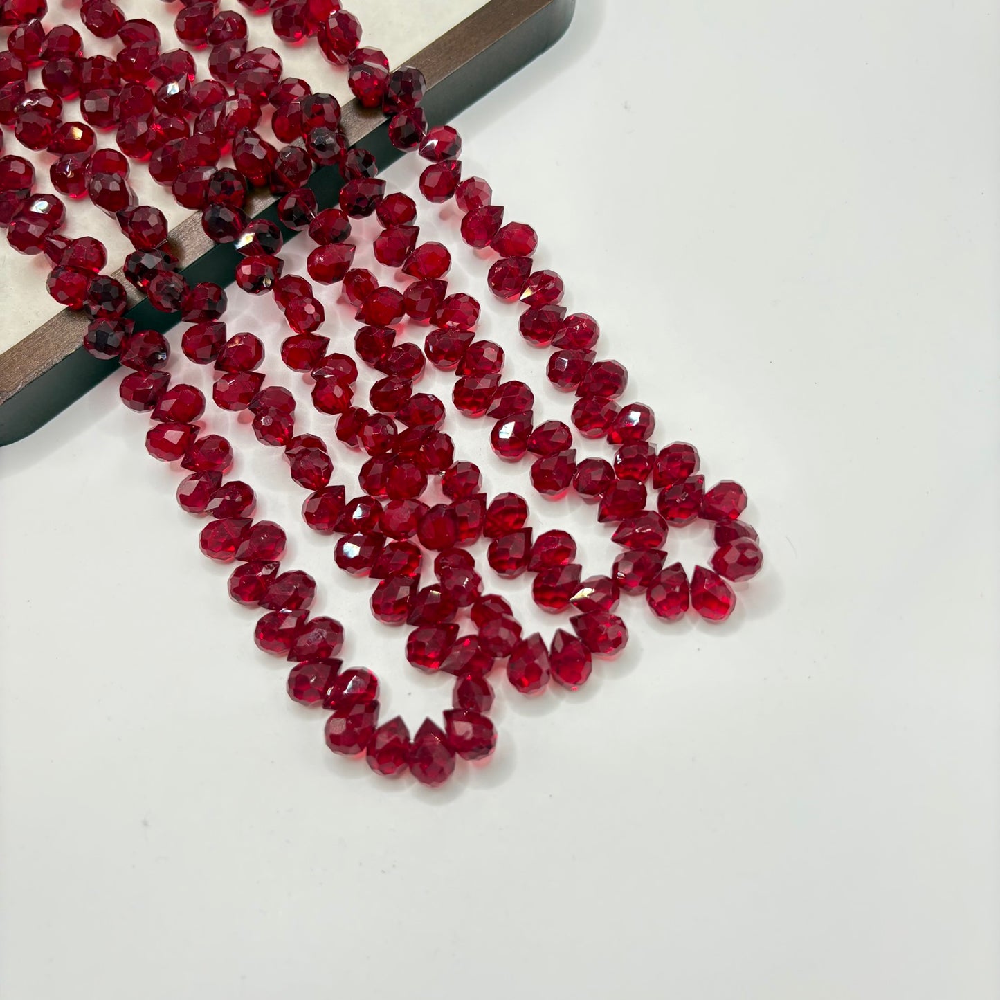 Raspberry 082 fine-cut teardrop bead strand